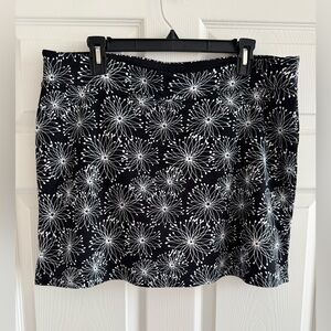 Tranquility by Colorado Clothing Black and White Burst Mini Skort